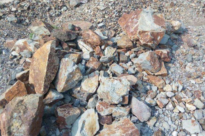 铝土矿尾矿的硬度大约在多少？用什么设备能破碎？