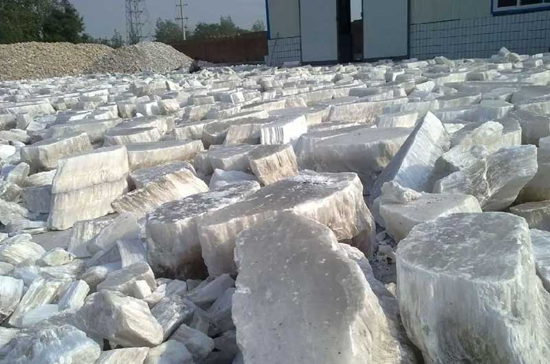 一小时十几吨石膏破碎机选什么型号？