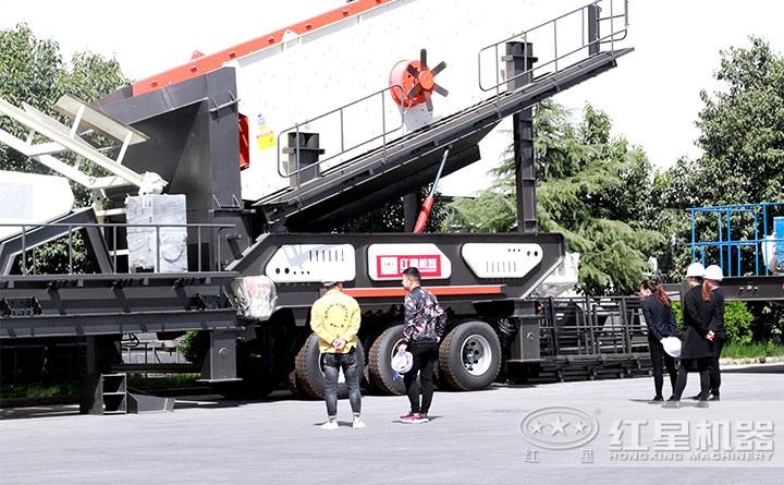 客户参观杏耀移动破碎站