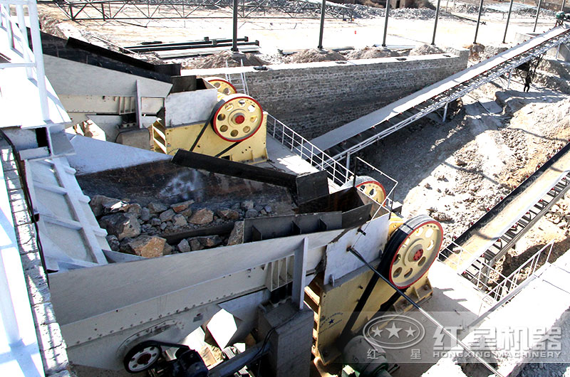 一吨毛石能出多少石子？全套碎石设备价钱多少？