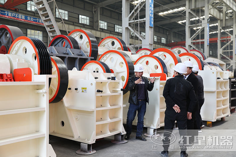 客户参观杏耀破碎机车间