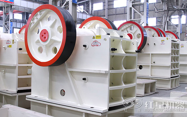 颚式破碎机是如何实现保险和排矿口调节的？