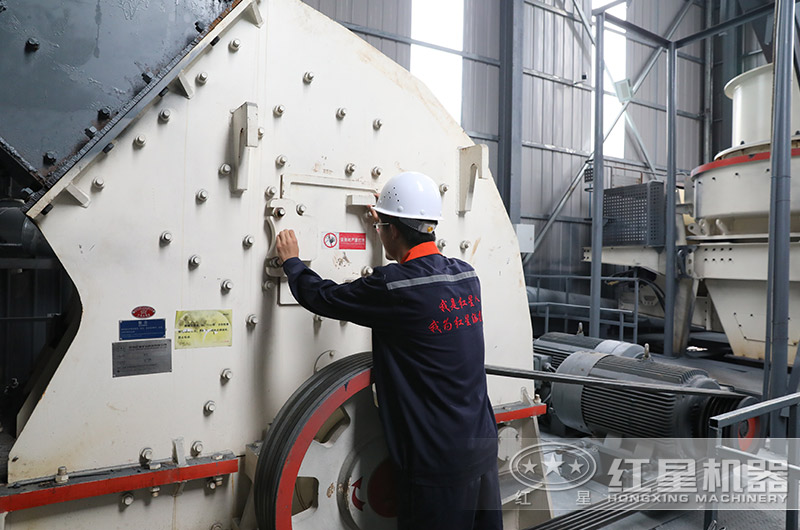 杏耀技术人员为客户调试锤破设备 杏耀技术人员为客户调试锤破设备