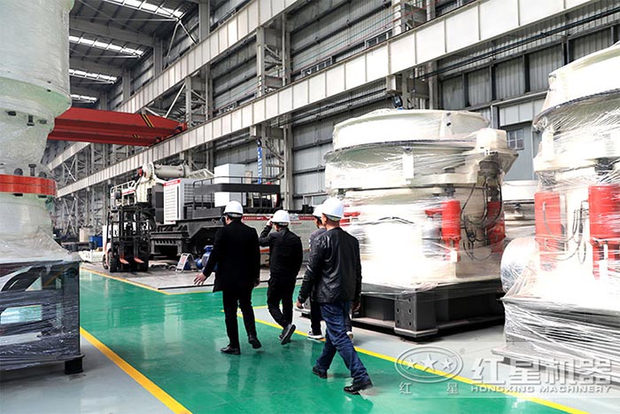 客户参观杏耀圆锥破厂区 客户参观杏耀圆锥破厂区